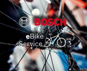 Logo Bosch E-Bike Service, im Hintergrund Rad mit Gangschaltung