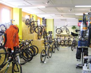 Ausstellungsfläche mit Fahrrädern bei Ski Bike Marr