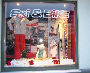 Schaufenster von Ski Bike Marr mit Atomic Ski, Protect Snowboard, Skihelm, Skischuhe und Skibekleidung