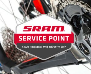 Logo Sram Service Point, im Hintergrund Nahaufnahme eines Rades