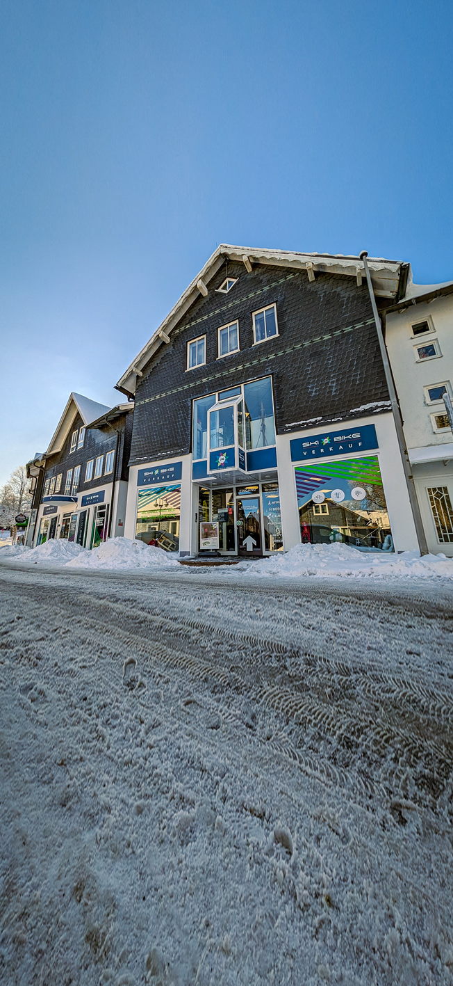 Firmengebäude, Firmenschild und Schild an der Hausfassade von Ski Bike Marr